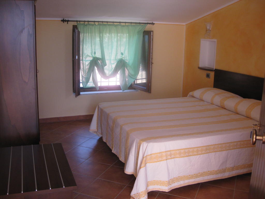 Agritursmo Montesalerno Villa Diamante Room photo